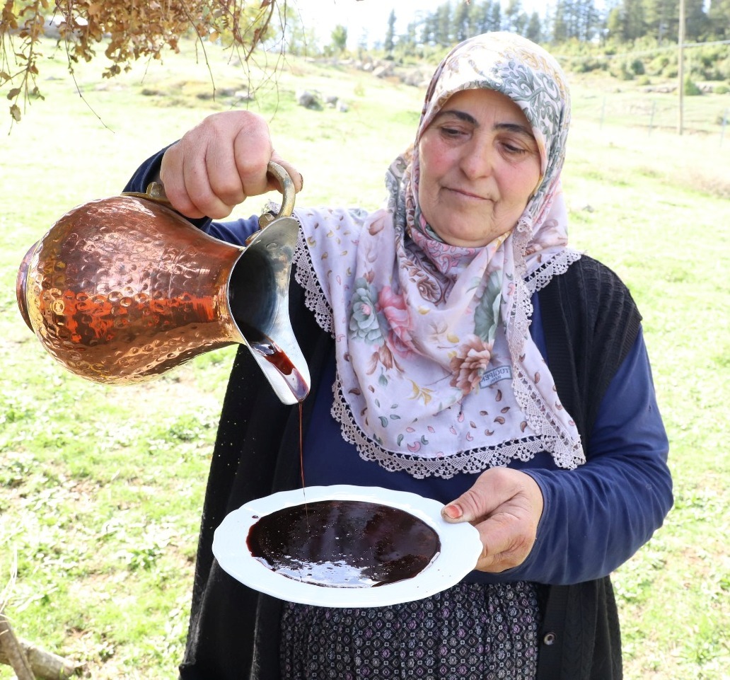 Tescilli andız pekmezi andırın’da geleneksel yöntemlerle üretiliyor