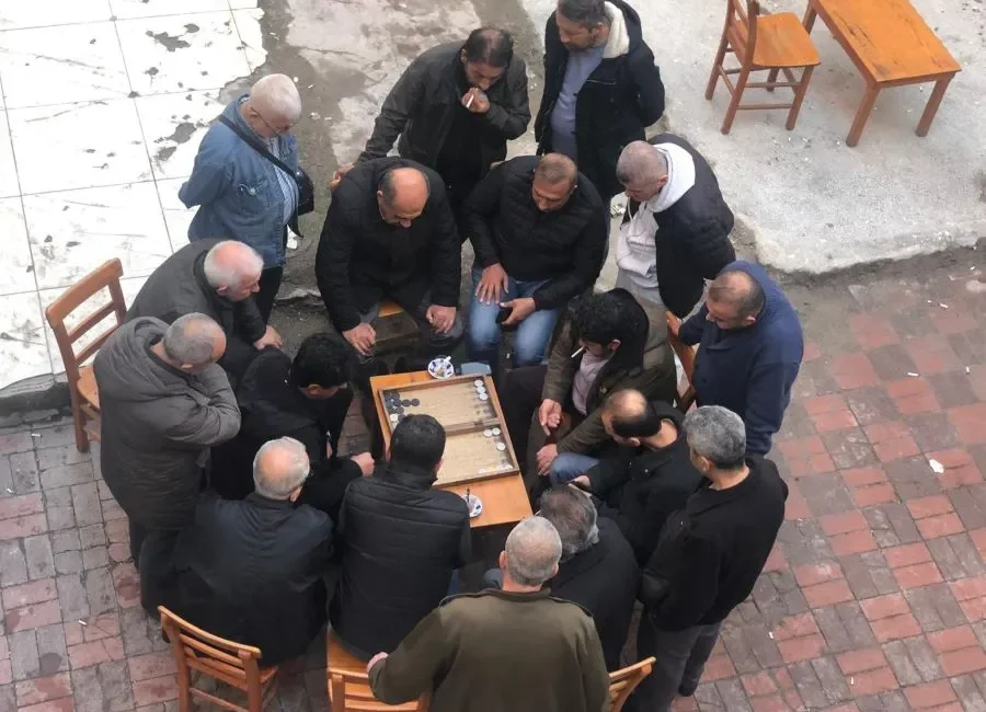 Osmaniye’nin tarihi çarşı merkezinde iki kişi, eski zamanların nostaljik atmosferinde,
