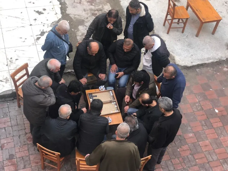 TAVLA 16 KİŞİ TARAFINDAN BÜYÜK BİR İLGİYLE İZLENDİ.