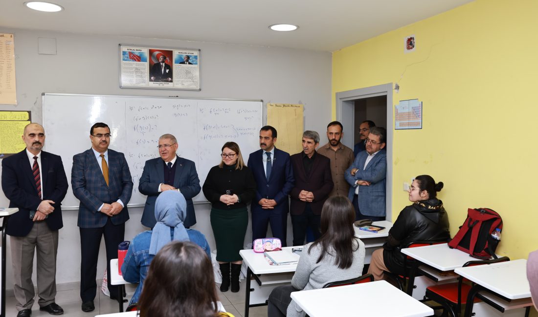 Kahramanmaraş’ın Onikişubat Belediye Başkanı Hanefi Mahçiçek, eğitime verdiği büyük destekle