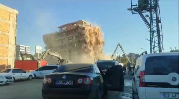 Mahir ALAN/ADIYAMAN, (DHA)-ADIYAMAN’da, ağır hasarlı 8 katlı bina kontrollü olarak