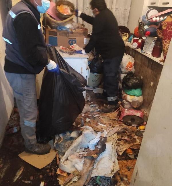 ESKİŞEHİR,(DHA)- ESKİŞEHİR’de koku şikayeti üzere adrese giden belediye ekipleri, bir