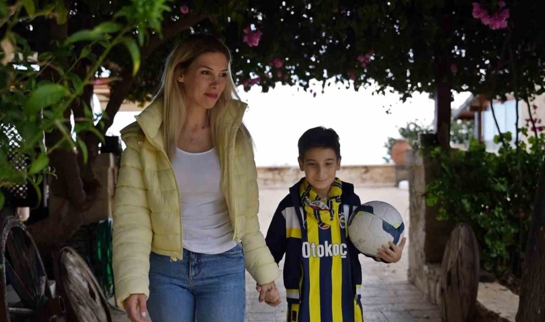 ARES ÇINAR VE  ANNESİ SELEN ÇOBANOĞLU