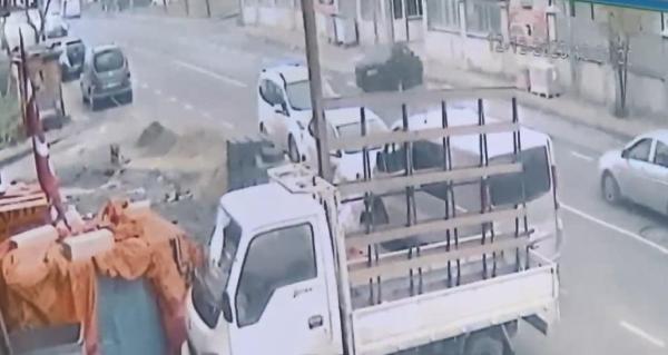 Taylan ERGÜN/ İSTANBUL,(DHA) ARNAVUTKÖY’de sürücüsünün kontrolünü kaybettiği otomobil duvara çarptı. Kazada araç