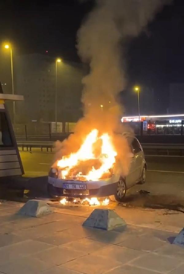 bahcelievlerde park halindeki otomobil alev aldi icinde uyuyan surucu son anda kurtuldu 59ddf11