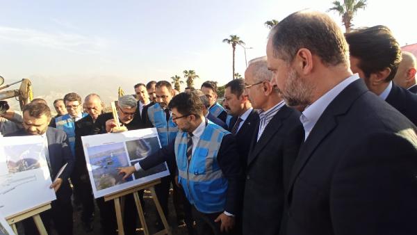 İSKENDERUN SAHİLİNDE İNCELEME YAPTI Ulaştırma ve Altyapı Bakanı Abdulkadir Uraloğlu,