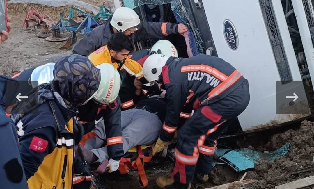 Malatya’nın Yeşilyurt ilçesinde, direksiyon hakimiyetini kaybederek yan devrilen hafriyat kamyonun