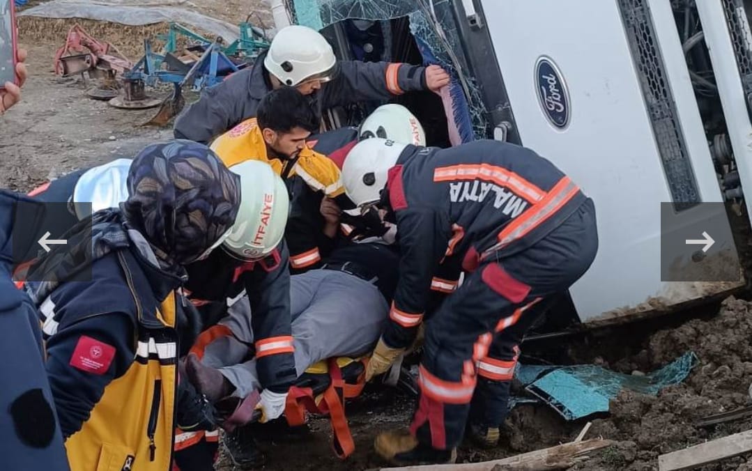 Malatya’nın Yeşilyurt ilçesinde, direksiyon hakimiyetini kaybederek yan devrilen hafriyat kamyonun