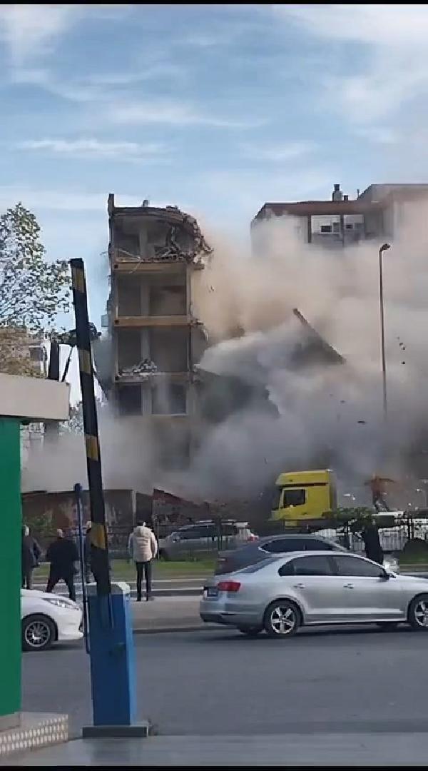 Beşiktaş'ta kontrollü yıkım sırasında 11 katlı binanın çökmesi kamerada  