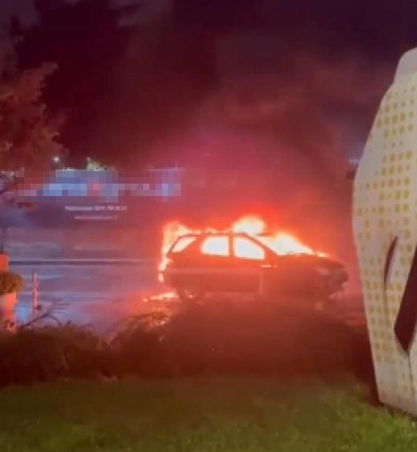 Emre KURT/İSTANBUL,(DHA)- BEŞİKTAŞ’ta park halindeki cip, alev alev yandı. Yangın
