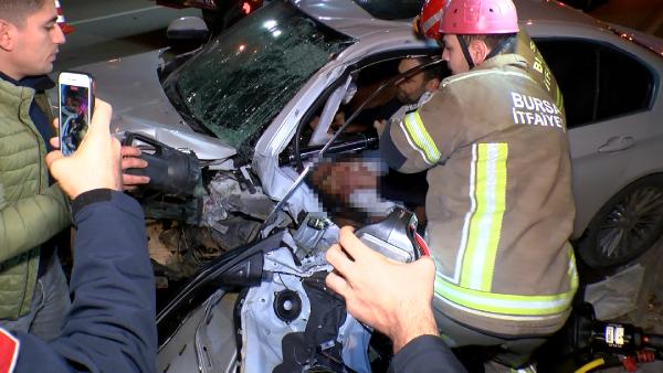 İsmail Hakkı SEYMEN/BURSA,(DHA)- BURSA’da kontrolden çıkan otomobil önce metro duvarına,