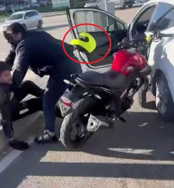 Halil ÖZÇOBAN- Abdülselam UĞUR/BURSA, (DHA)- BURSA’da, otomobiline çarptığı gerekçesiyle tartıştığı