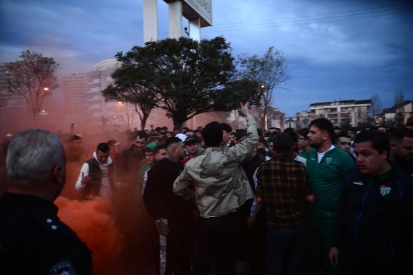 Bursaspor taraftarından yönetime: İstifanız Bursaspor'un önündeki ilk engeli kaldıracak