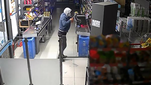 Anıl ATAR/ADANA, (DHA)- ADANA’da yüzünü kapüşon ve cerrahi maskeyle gizleyen