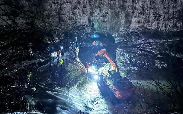 cenazeye giderken dereye savrulan otomobildeki kari koca hayatini kaybetti c87e4b5