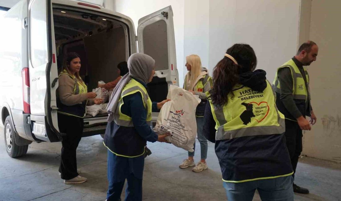 HATAY’DA BİR ÇİFTÇİ, DEPREMZEDE VATANDAŞLARA 2 TON MANDALİNA DAĞITTI.