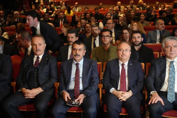 cumhuriyete dogru tiyatro oyunu bakan tekinin katilimiyla istanbulda sergilendi f41544a