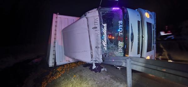 Zeynep GÖRGÜLÜ/ŞEREFLİKOÇHİSAR (Ankara), (DHA)- ANKARA’nın Şereflikoçhisar ilçesinde devrilen narenciye yüklü