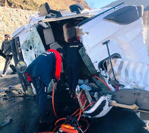 devrilen tirda sikisan surucuyu afad ekipleri kurtardi 4fc1ab6