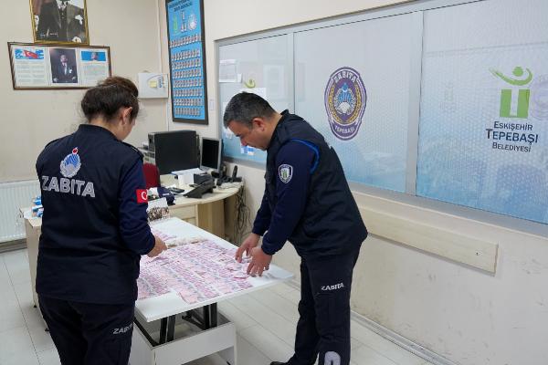 ESKİŞEHİR, (DHA)- ESKİŞEHİR’de Tepebaşı Belediyesi zabıta ekiplerinin denetimlerinde dilenirken yakalanan