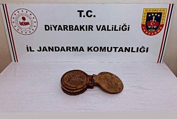 Diyarbakır’da 1400 yıllık dini kitap ele geçirildi Diyarbakır’da 1400 yıllık dini kitap ele geçirildi