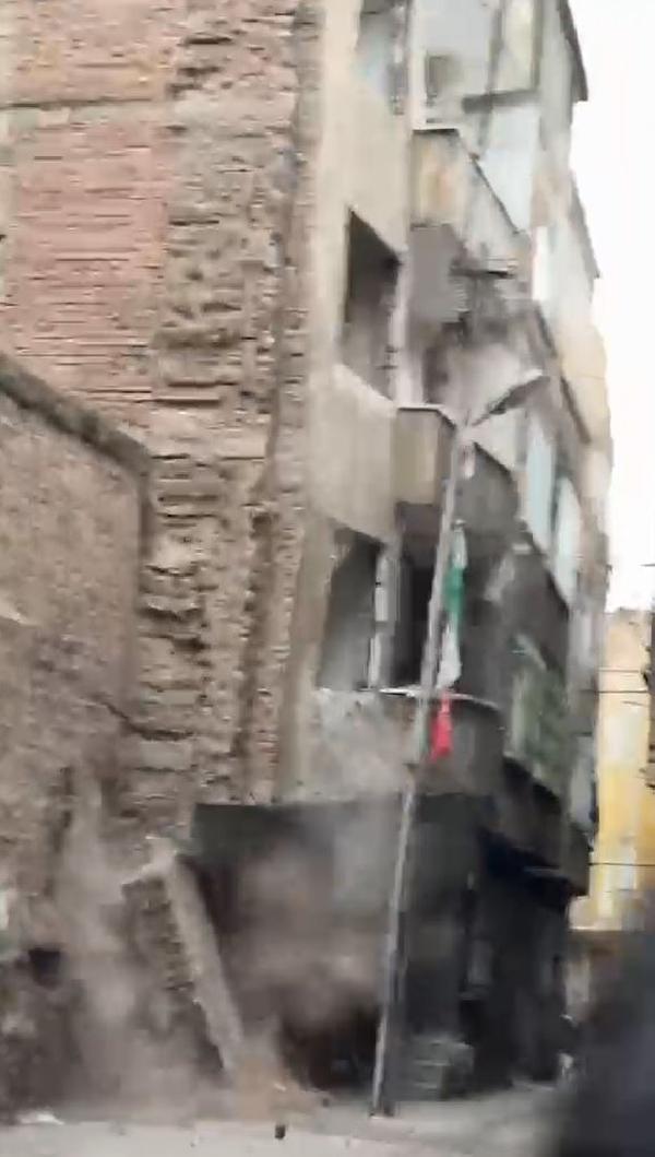 Diyarbakır'da 5 katlı ağır hasarlı bina çöktü; arama kurtarma çalışması başlatıldı (2)