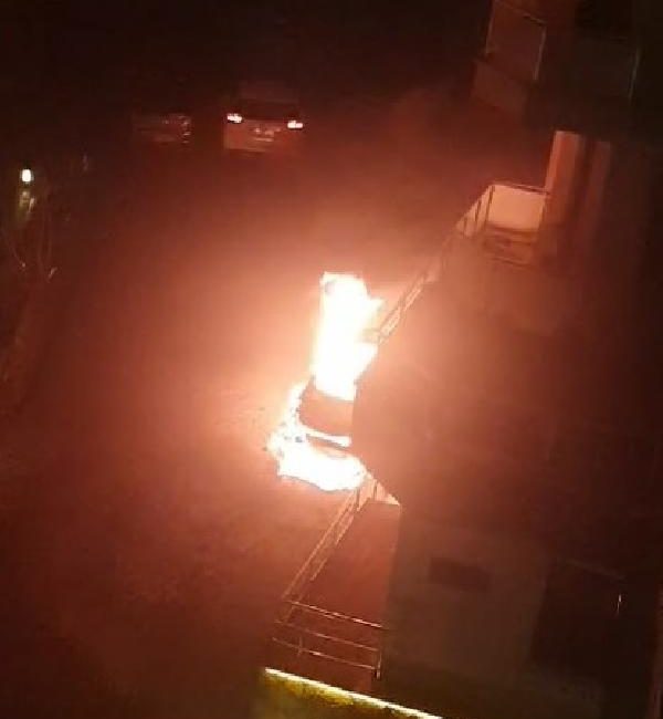 Tezcan SOLMAZ/ DÜZCE, (DHA)- DÜZCE’de, bir site içerisinde park halinde olan