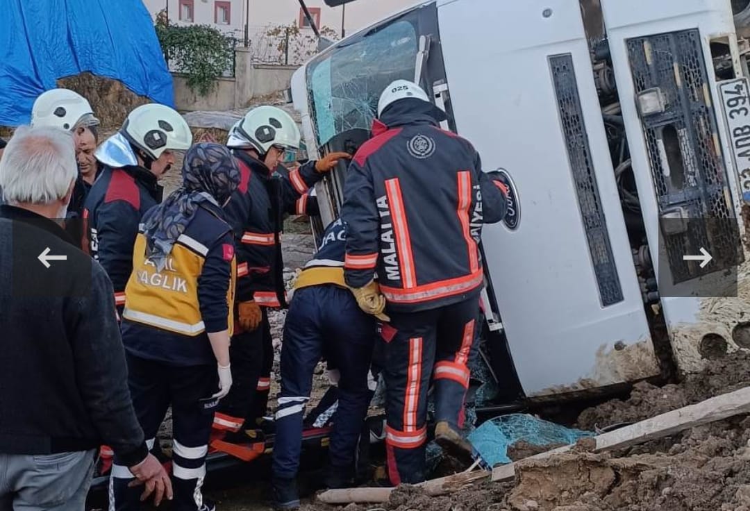 Devrilen hafriyat kamyonunun sürücüsü yaralandı