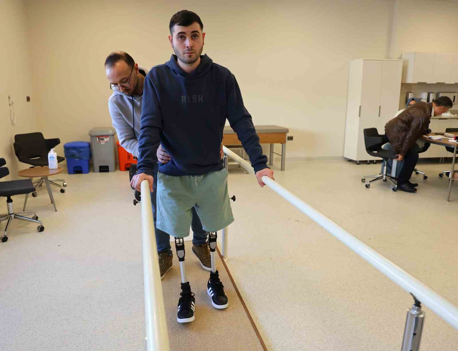 Enkazdan 116 saat sonra kurtulan Alperen, 10 ay sonra protez bacaklarına kavuştu