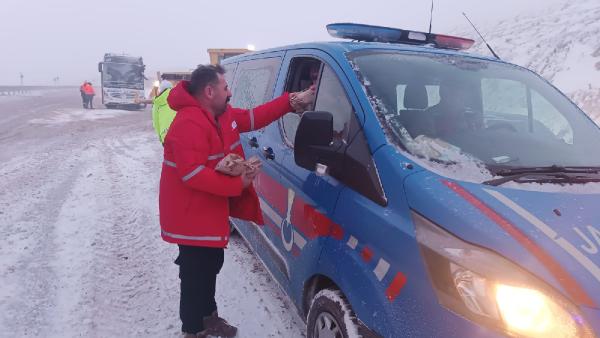 Erzurum ve Kars'ta kar yağışı etkili oldu; yollarda mahsur kalan sürücülere yiyecek dağıtıldı