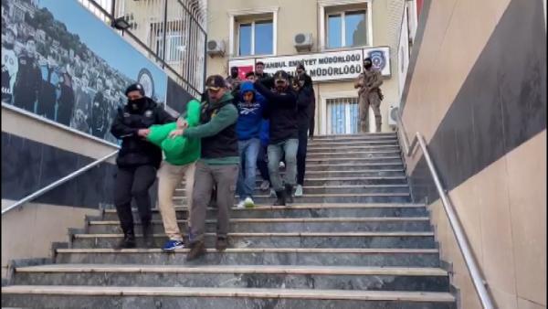 Özgür EREN/İSTANBUL,(DHA) – ESENLER’de seyir halindeki otomobile düzenlenen silahlı saldırıda,