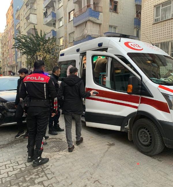 Akif ÖZALP/SİİRT, (DHA)- SİİRT’te eşiyle tartışıp kendini bıçaklayan Zeynel A.,