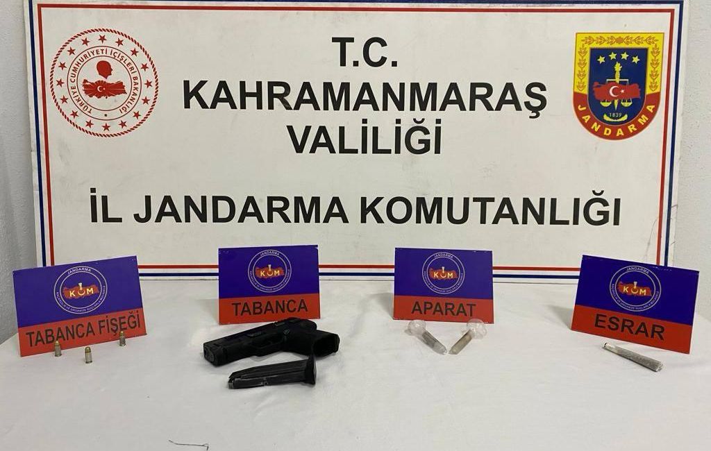 Kahramanmaraş’ın Elbistan ilçesinde seyir hakimdeki otomobilde uyuşturucu kullandıkları iddia edilen