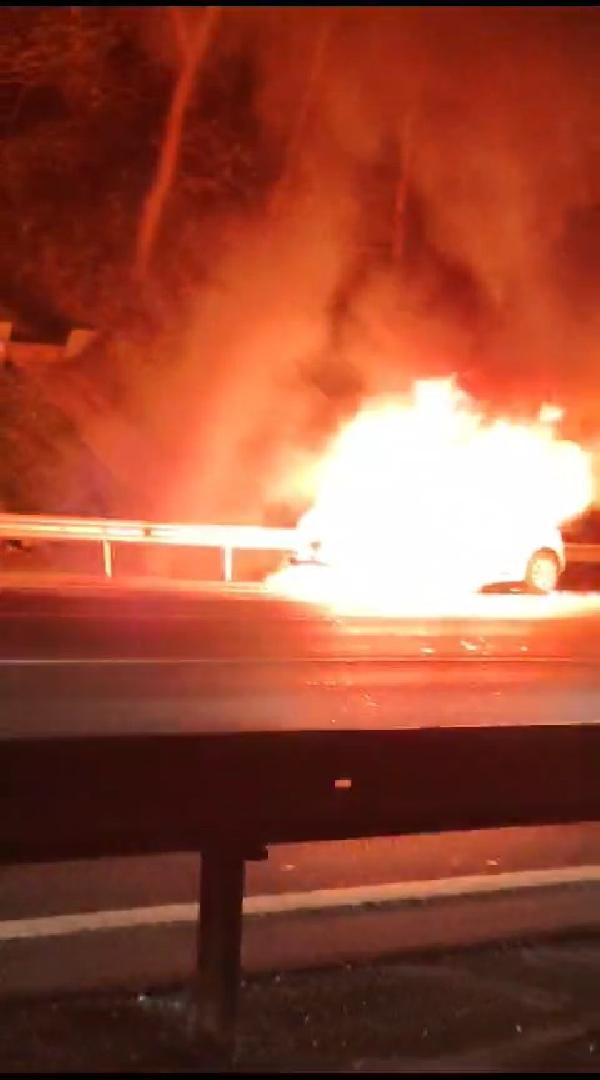 fatih sultan mehmet koprusu cikisinda otomobil alev alev yandi 260d715