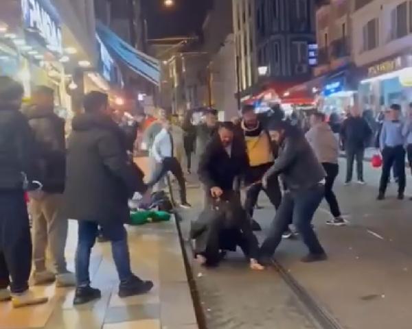 Oğuzhan CİN/İSTANBUL, (DHA)-FATİH’te iki grup arasında mağazada başlayan tartışma kavgaya