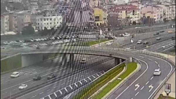 Fatih'te otomobilin motosikletli kuryeye çarpma anı kameraya yansıdı Fatih'te otomobilin motosikletli kuryeye çarpma anı kameraya yansıdı