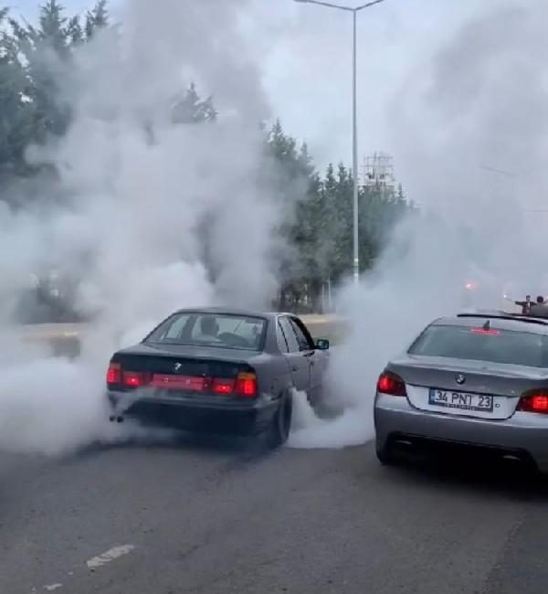 Baran AKKAYA/İSTANBUL,(DHA)- GAZİOSMANPAŞA’da lastik yakarak drift yapan sürücü, o anları