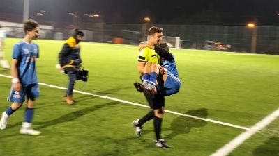 Andırınlı Futbol Hakemi Mehmet Gökçeli, sakatlanan futbolcuyu kucağında taşıdı. Kahramanmaraş