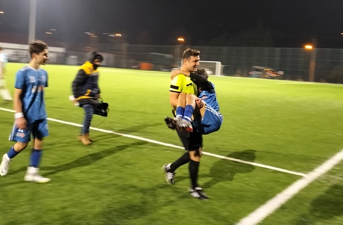 Andırınlı Futbol Hakemi Mehmet Gökçeli, sakatlanan futbolcuyu kucağında taşıdı. Kahramanmaraş