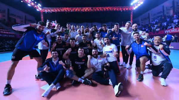 Halkbank, Kulüpler Dünya Şampiyonası’nda yarı finalde Halkbank – Sada Cruzeiro: 3-0 İSTANBUL, (DHA)- SALON: Koramangla HAKEMLER: