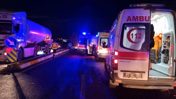 Gıyasettin TETİK/DİYARBAKIR, (DHA)- DİYARBAKIR’ın Bağlar ilçesinde hemzemin geçitte yük treninin