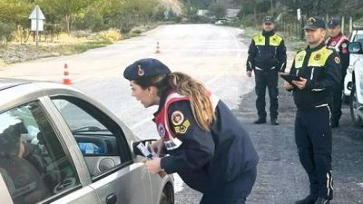 Osmaniye’de jandarma ekipleri, sahipsiz sokak hayvanlarının beslenmesine yönelik vatandaşlara broşür