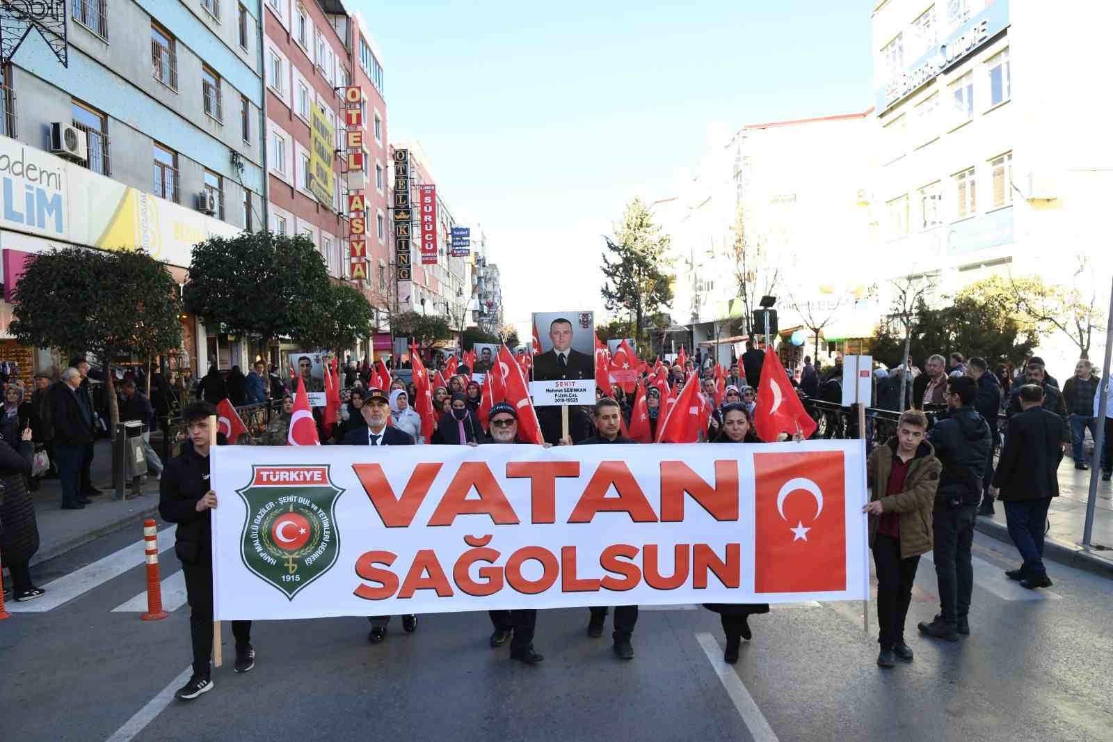 ispartali yuzlerce vatandas sehitler icin yurudu 7163c83