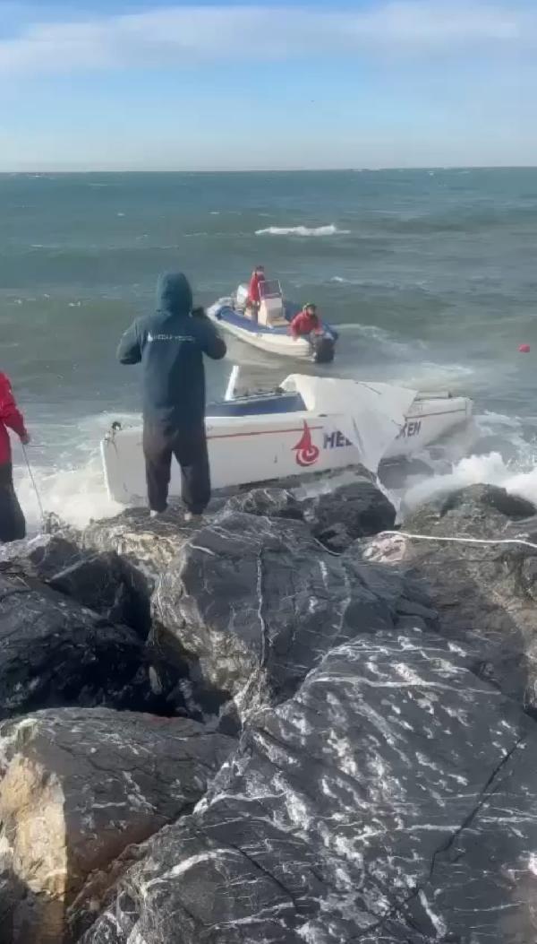 kadikoyde firtinada suruklenen tekneyi kurtarma calismalari kamerada adad8bb