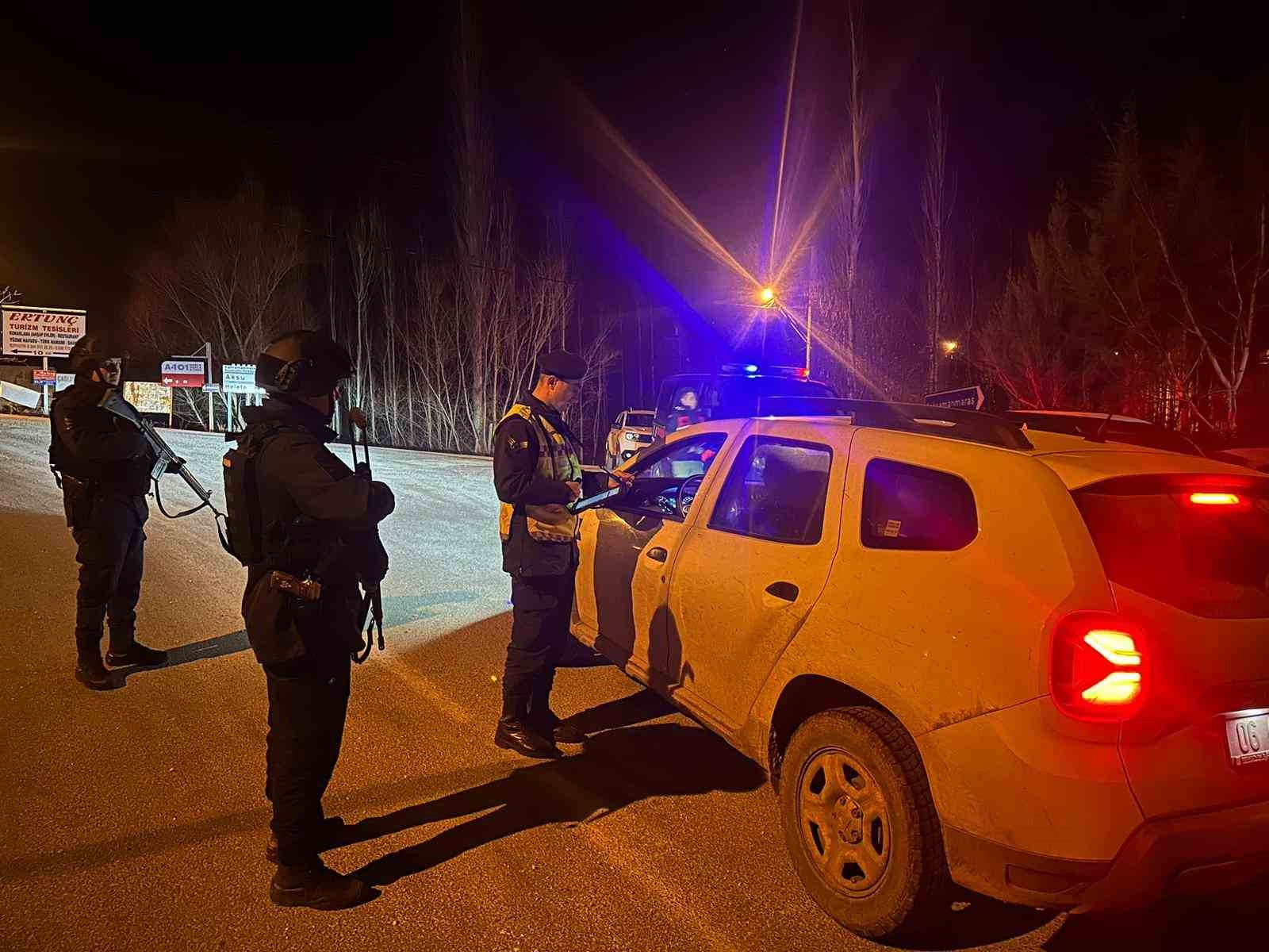 Kahramanmaraş’ta jandarmadan yılbaşı uygulaması 1 kahramanmarasta jandarmadan yilbasi uygulamasi 8eb3105