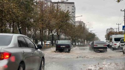 KAHRAMANMARAŞ’TA SABAH SAATLERİNDE ETKİLİ OLAN SAĞANAK YAĞIŞ BERABERİNDE YOLLAR SU