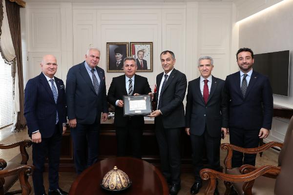 İZMİR, (DHA) KARŞIYAKA Spor Kulübü yönetimi, İzmir Valisi Süleyman Elban’ı