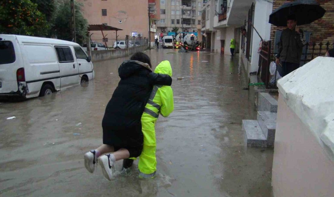 ŞİDDETİNİ ARTIRAN YAĞIŞ MERSİN’DE