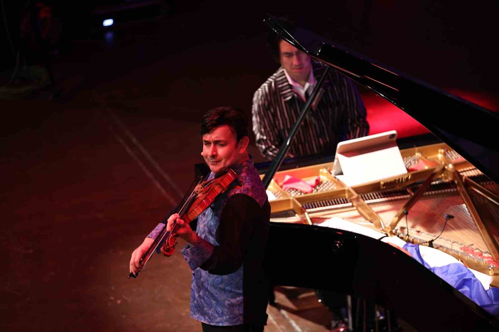 ‘Muhteşem İkili’den kahkaha dolu konser
