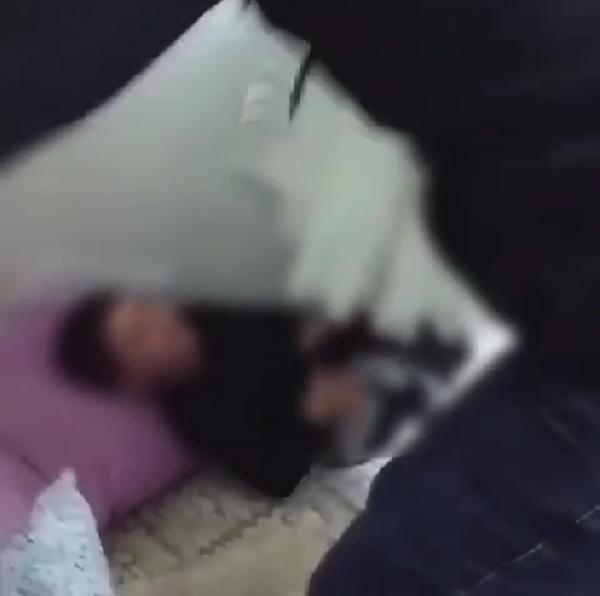 Oğlunu kemerle dövdü Oğlunu kemerle dövdü